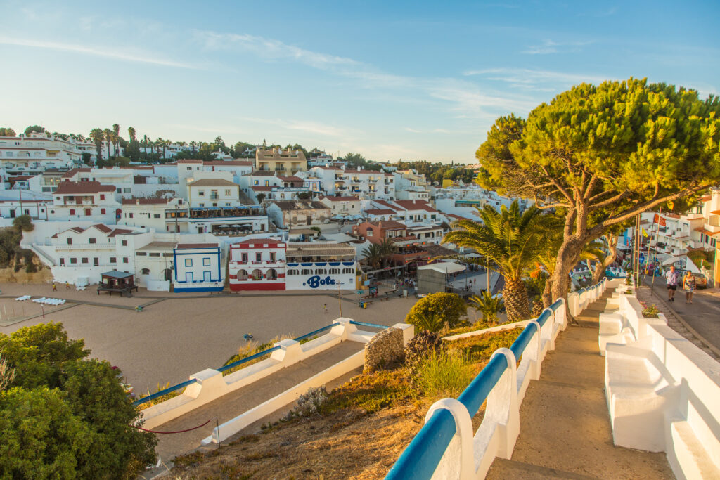 Blick auf Carvoeiro, eine Sehenswürdigkeit der Algarve © Algarve Tourism Bureau