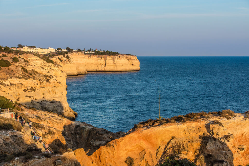 Blick auf die Passadiços do Carvoeiro, eine Sehenswürdigkeit der Algarve © Algarve Tourism Bureau