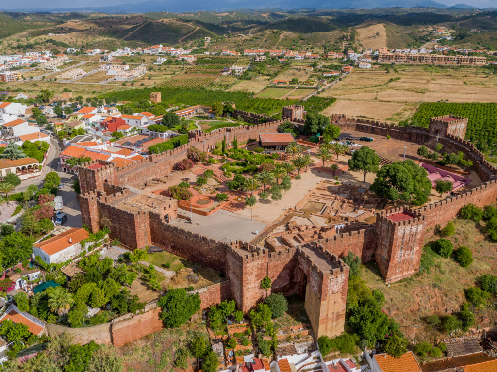 Blick auf die Burg von Silves, eine Sehenswürdigkeit der Algarve © Algarve Tourism Bureau