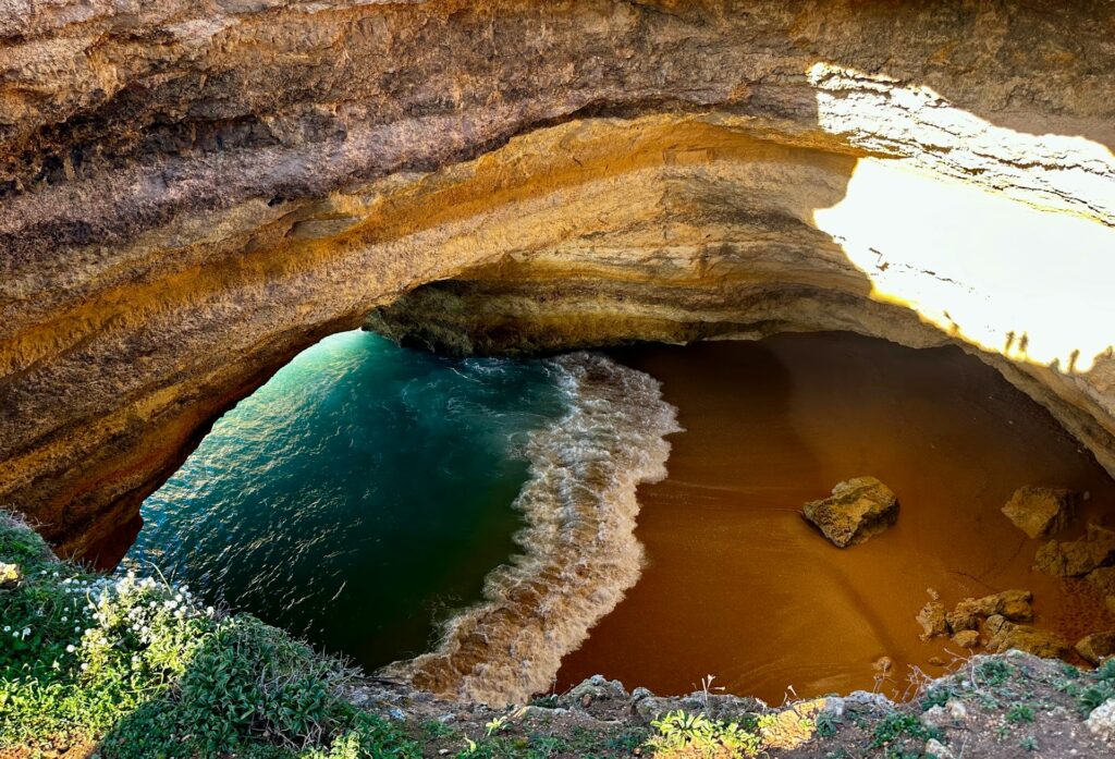 Benagil Höhle von oben, eine Sehenswürdigkeit der Algarve (Unsplash)
