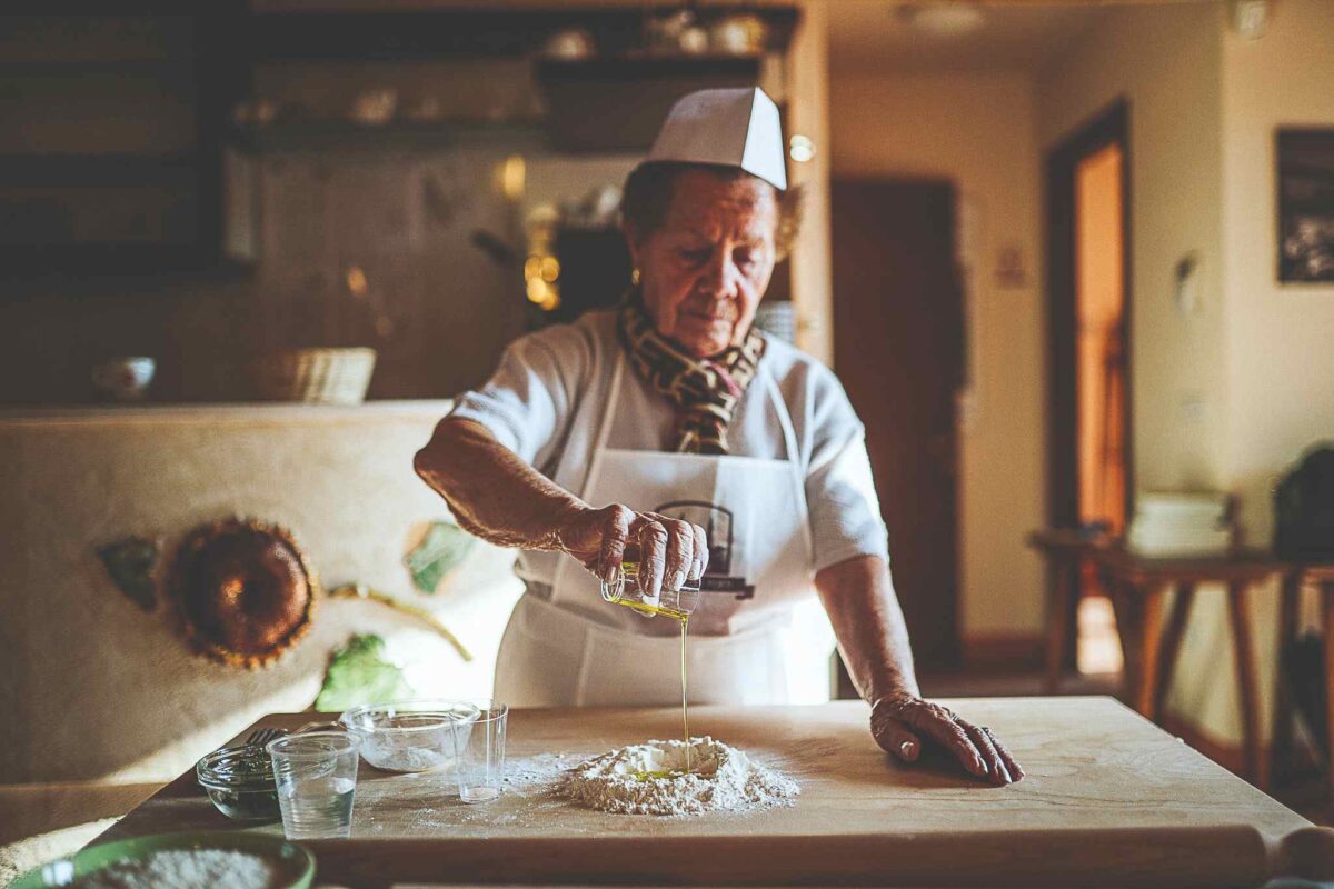 Italienische Küche Frau streut Mehl auf Arbeitsplatte für Pasta
