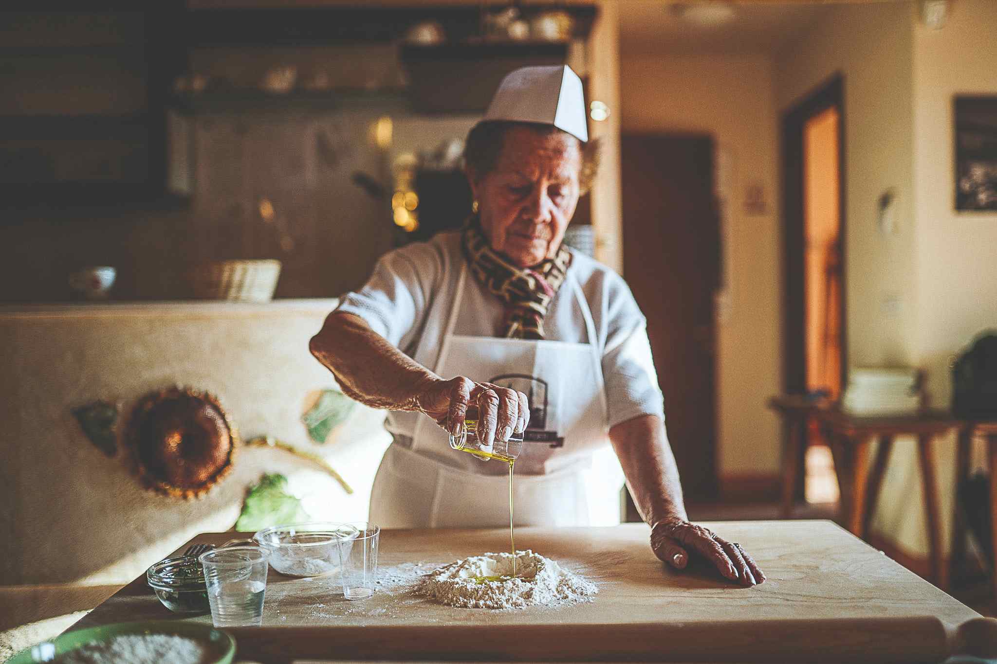 Italienische Küche Frau streut Mehl auf Arbeitsplatte für Pasta