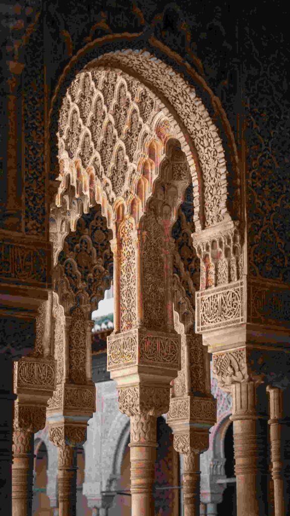 Andalusien Sehenswürdigkeiten: Blick in die Alhambra