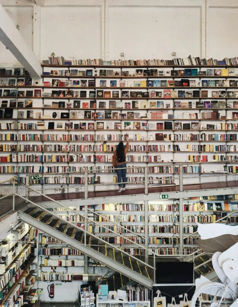 Buchhandlung Ler Devagar in der LX Factory, eine Top Sehenswürdigkeit in Lissabon