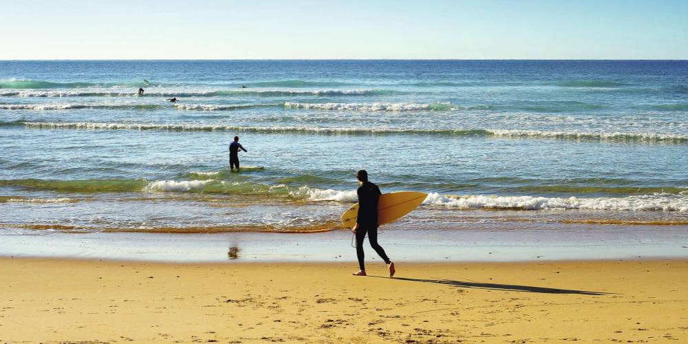 Surfer im Meer, die Wellen reiten in Portugal