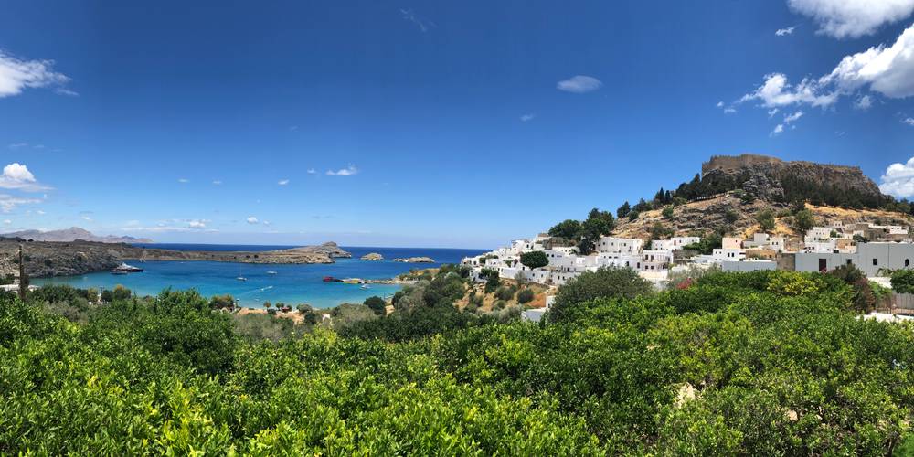 Meer, mit Felsen und Häusern, Rhodos, Griechenland