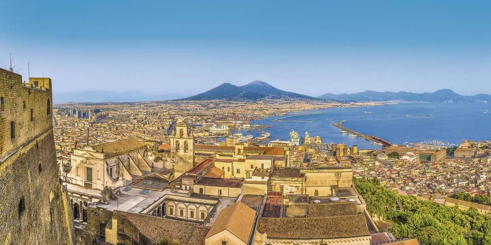Neapel von oben mit dem Meer und Bergen im Hintergrund