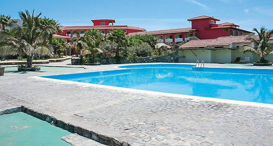 Santantão Art Resort, Pool in Gartenanlage