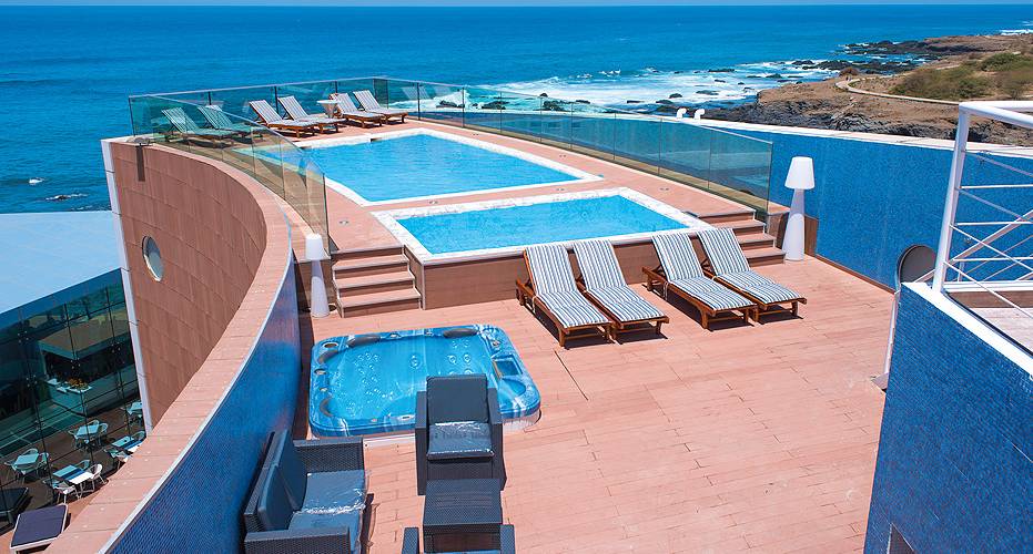 Hotel VIP Praia, Pool mit Liegen