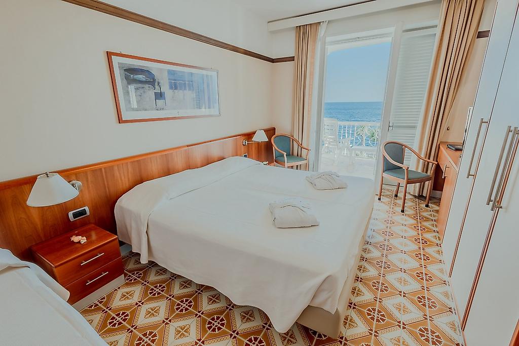 Hotel Pietra di Luna, Geschmackvoll eingerichtetes Doppelzimmer mit Balkonzugang.