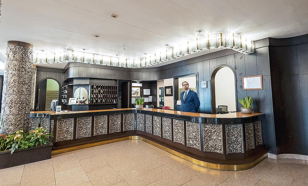 Hotel Pietra di Luna, Freundlicher Rezeptionsbereich mit Counter und Lobby.