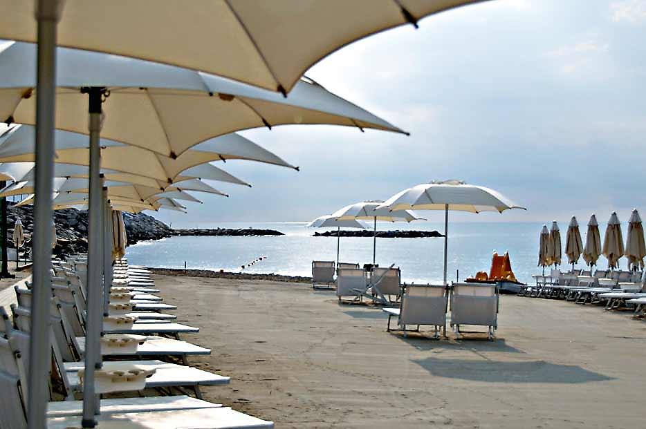Garden Lido, Strand mit Liegen