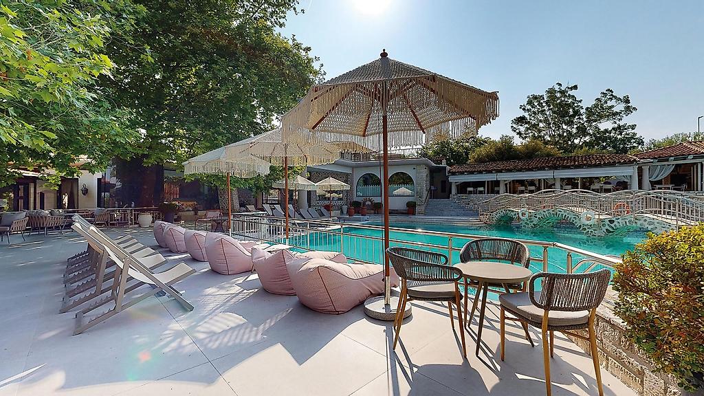 Athena Pallas, Pool/Poolbereich