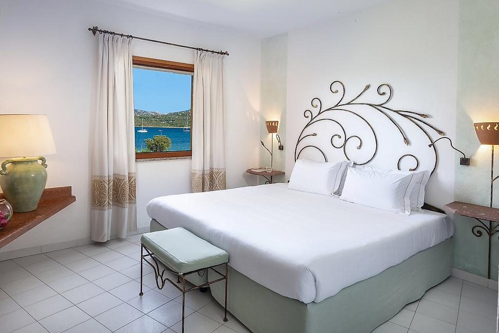 Resort Cala di Falco, Geräumige Senior-Suite mit getrenntem Wohn- und Schlafraum sowie weitem Blick auf das Meer.