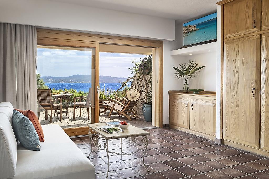 Hotel Capo D’Orso Thalasso & SPA, Executive-Zimmer mit eleganter Möblierung und einem Balkon mit weitem Meerblick.