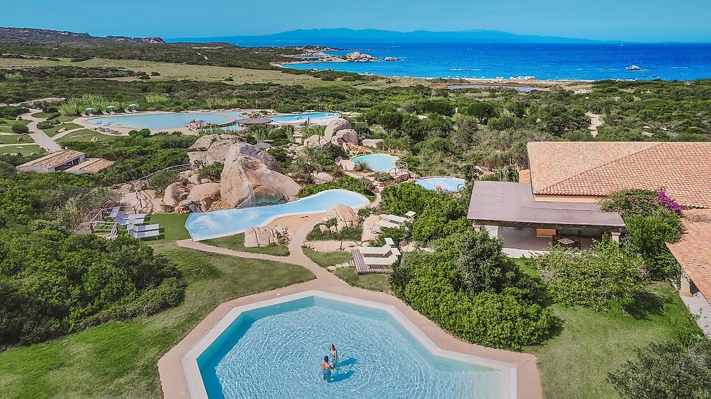 Resort Valle dell’Erica Thalasso & SPA, Mehrere geschwungene Thalasso-Pools im Wellnessbereich mit unterschiedlichen Wassertemperaturen.