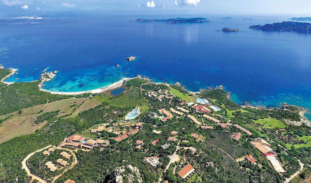 Resort Valle dell’Erica Thalasso & SPA, Luftaufnahme der weitläufigen Hotelanlage an der Küste, umgeben von Natur und Meer.