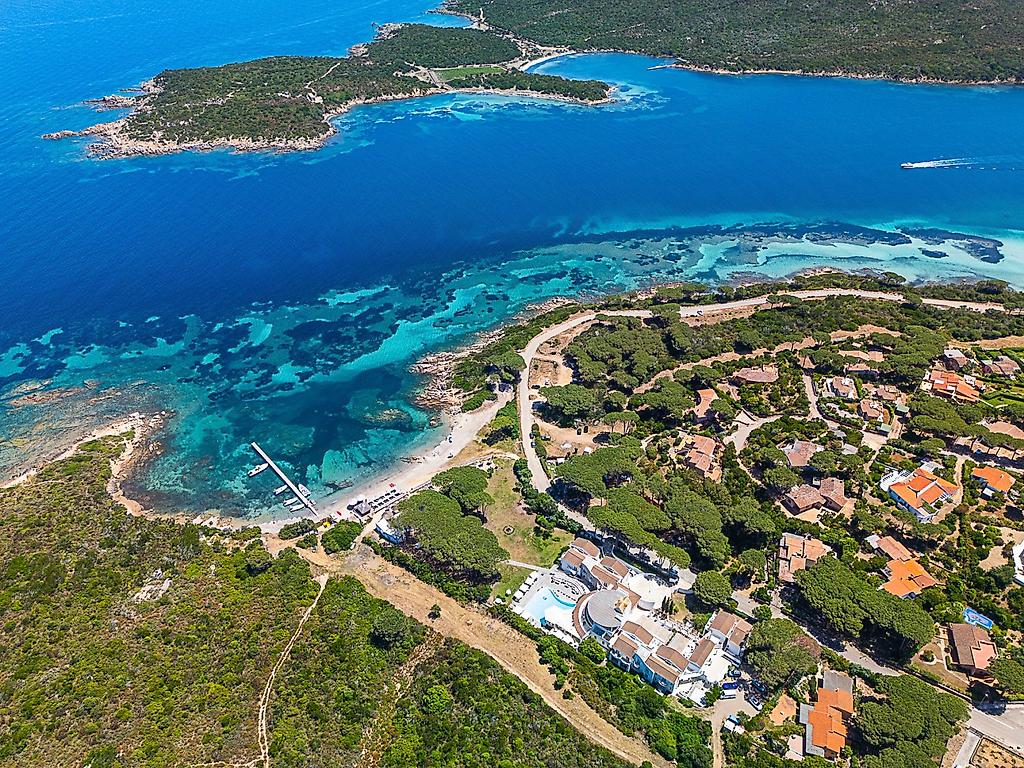 Hotel La Coluccia, Perspektive auf die Anlage vom Strand oder Meer aus gesehen.