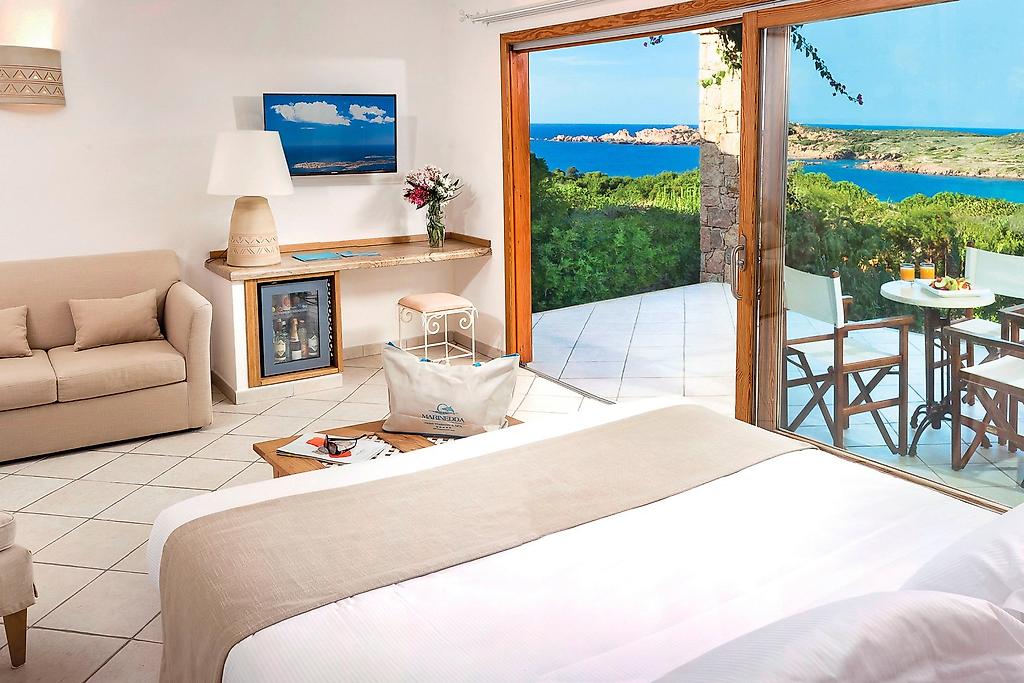 Hotel Marinedda Thalasso & SPA, Einladendes Relaxzimmer mit beruhigender Farbgestaltung und komfortabler Ausstattung.