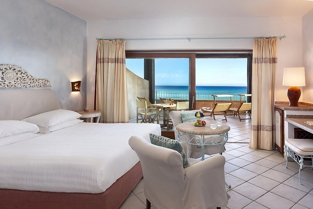 Resort & SPA Le Dune, Luxuriöses Zimmer „Duna Bianca Royal“ mit elegantem Design und direktem Meerblick.