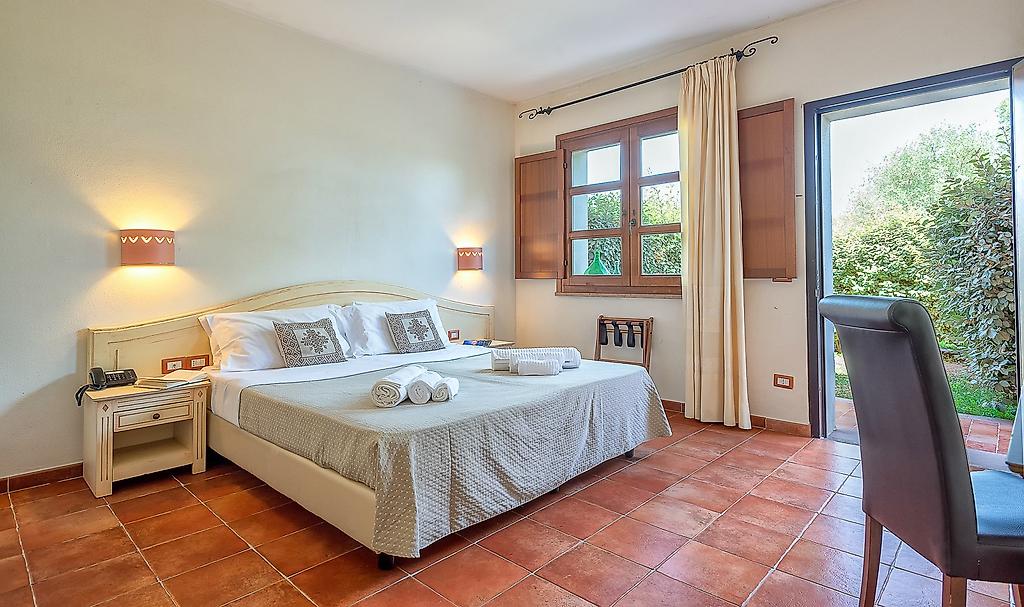 Alghero Resort Country Hotel, Elegantes Deluxe-Zimmer mit gehobener Ausstattung, stilvollem Design und viel Platz zum Wohlfühlen.