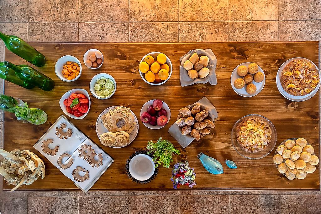 Alghero Resort Country Hotel, Reichhaltiges Frühstücksbuffet mit einer Auswahl an italienischen Spezialitäten und frischem Obst.