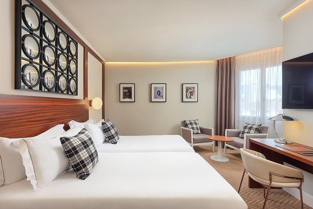 Hotel Ercilla de Bilbao Autograph Collection, Komfortables Wohnbeispiel mit stilvoller Einrichtung, bequemer Sitzecke und geschmackvoller Dekoration.