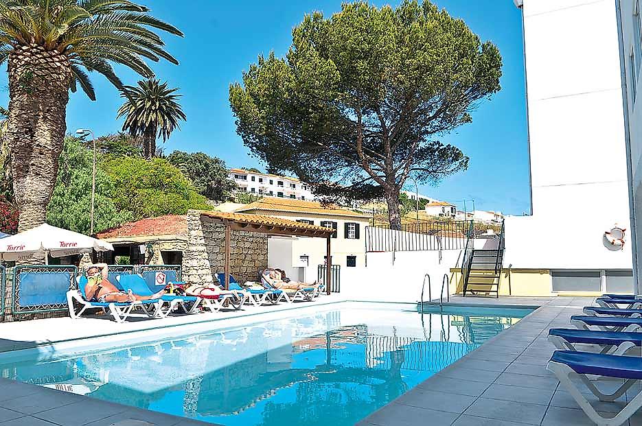 Hotel Praia Dourada, Pool mit Liegen