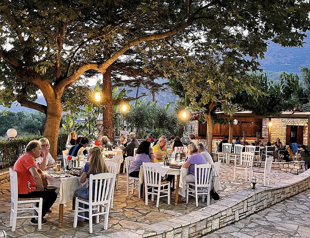 Kaiafas Lake Hotel, Restaurant/Gastronomie