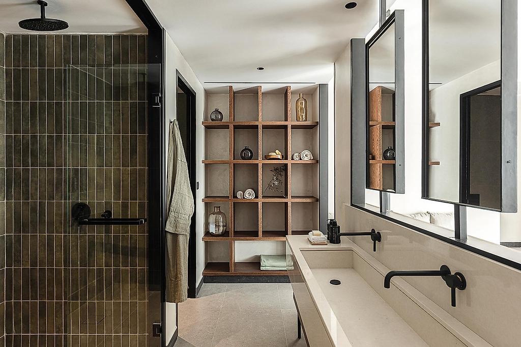 King Jason Zante – Designed for adults, Island Suite