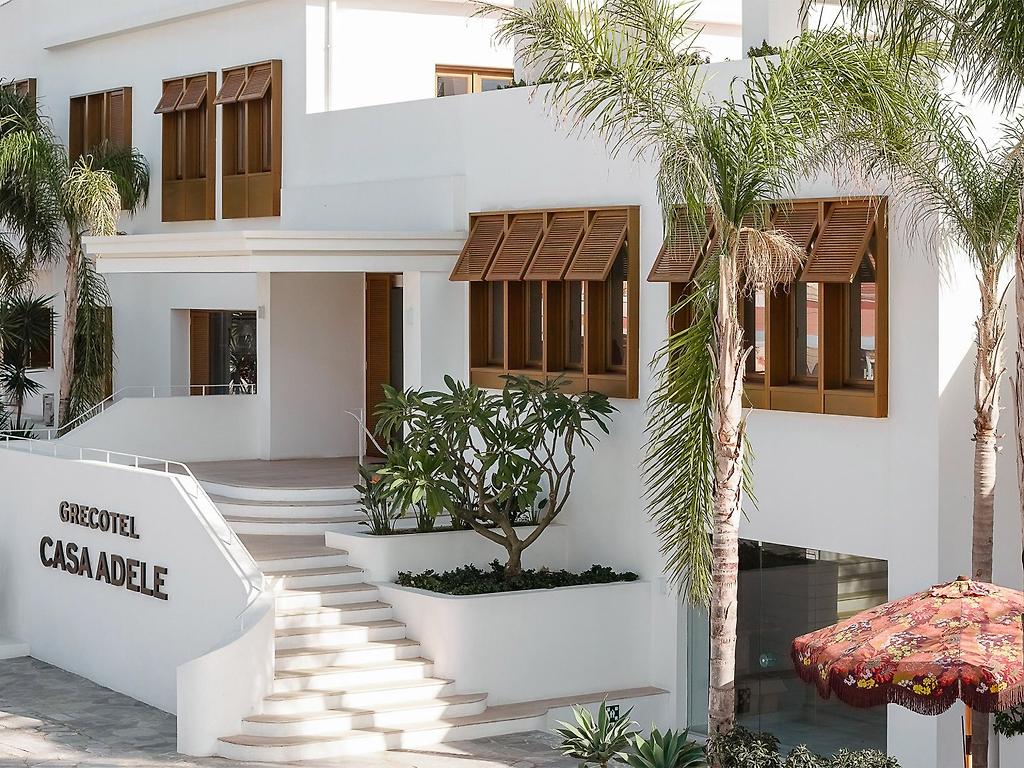 Grecotel Casa Adele, Eindrucksvolle Fassade des Hotels bei Tag mit einladendem Außenbereich.