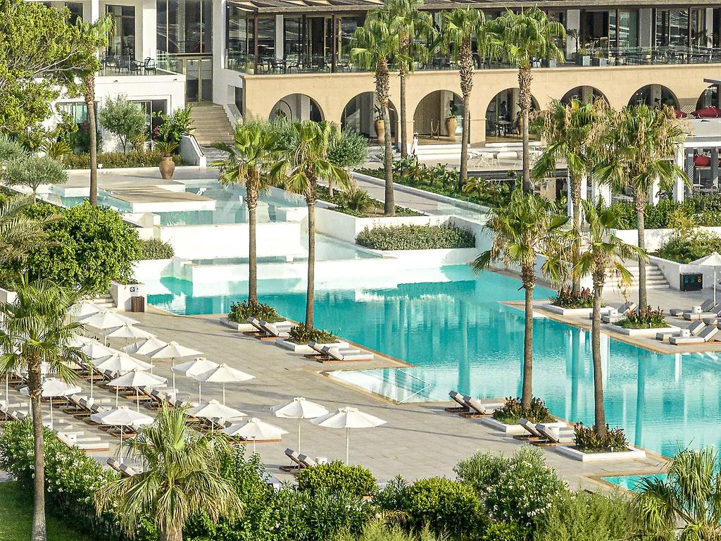 Grecotel LUX®ME Dama Dama, Einladende Poolanlage mit kristallklarem Wasser und Liegeflächen.