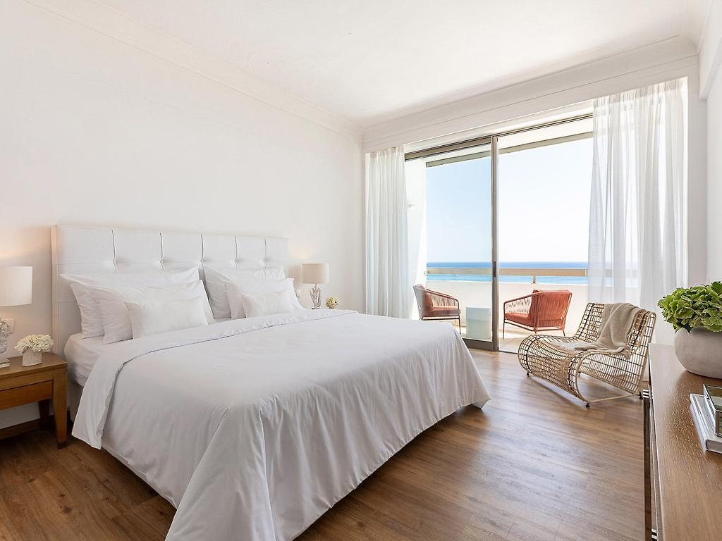 Grecotel LUX®ME Dama Dama, Geräumiges Superior-Gästezimmer mit stilvoller Möblierung und Blick aufs Meer.
