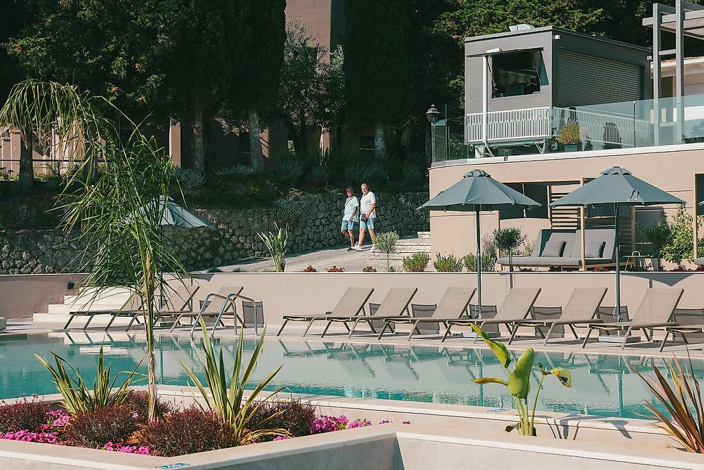 Iolida Corfu by Smile Hotels, Swimmingpool auf der Hotelanlage auf Korfu mit Sonnenliegen