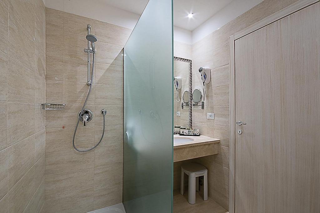 Hotel Executive, Superior