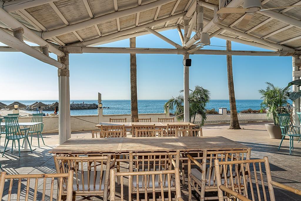 Hotel Benalma Costa del Sol, Strandrestaurant mit Tischen auf der Außenterrasse und Meerblick
