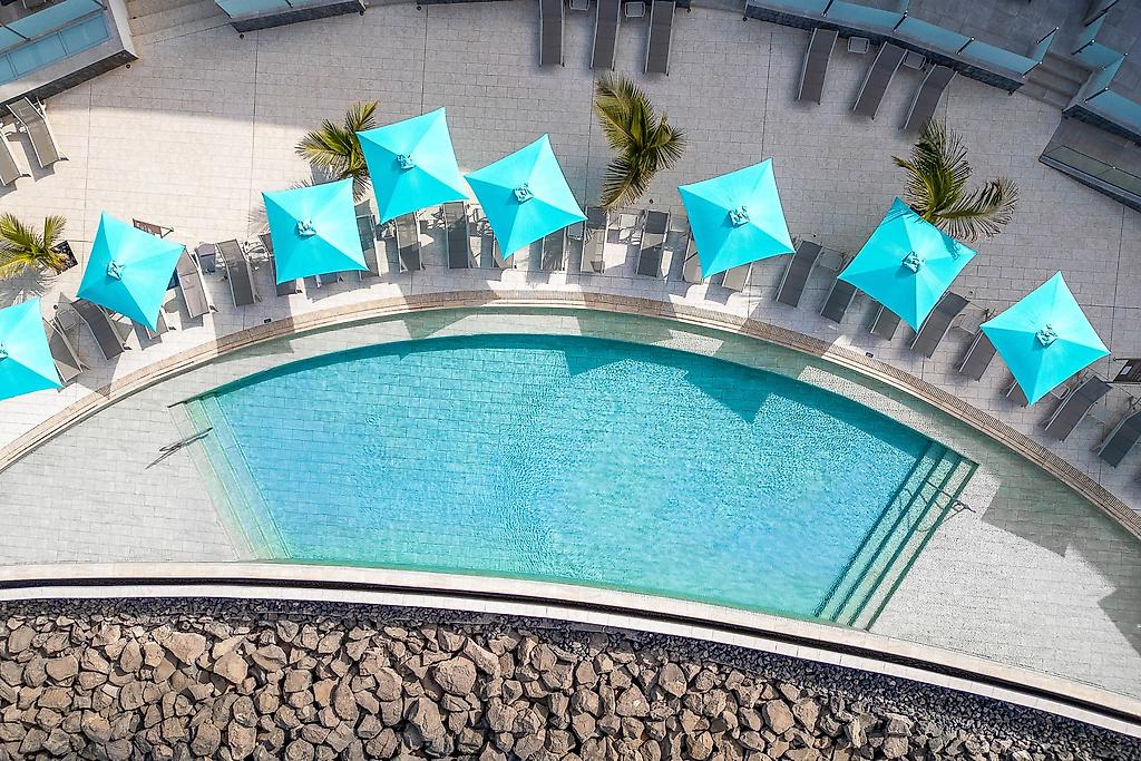 Barceló Praia Cape Verde, Großer, geschwungener Außenpool der Hotelanlage „Rai004“ auf den Kapverden mit Liegen.