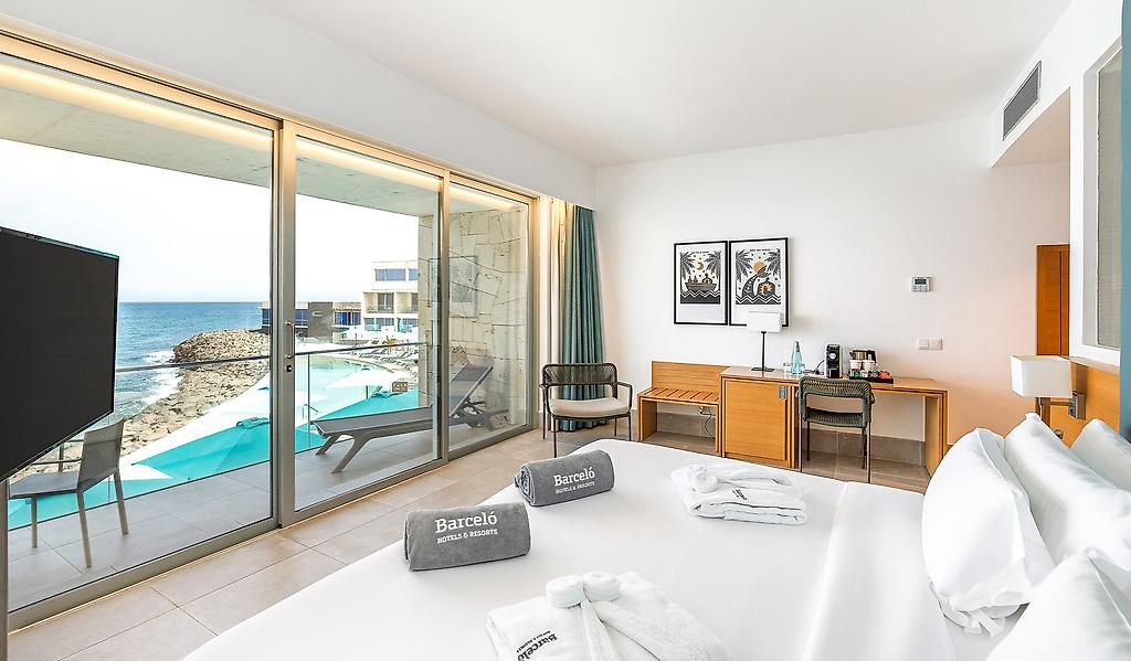 Barceló Praia Cape Verde, Helles, freundliches Hotelzimmer „Room B“ mit Blick auf das bezogene Bett.