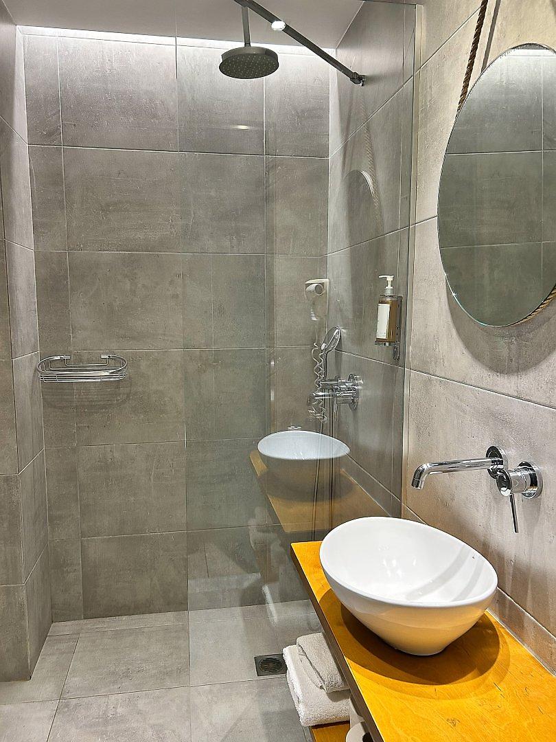 Chryssi Akti Hotel, Komfortables Zimmer im Hotel in Athen mit Sitzgelegenheit
