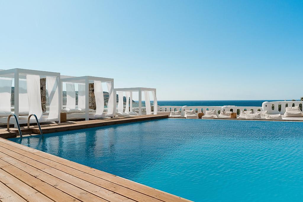 Penelope Village, Blick auf die Poollandschaft des Hotels auf Mykonos im Sonnenschein.