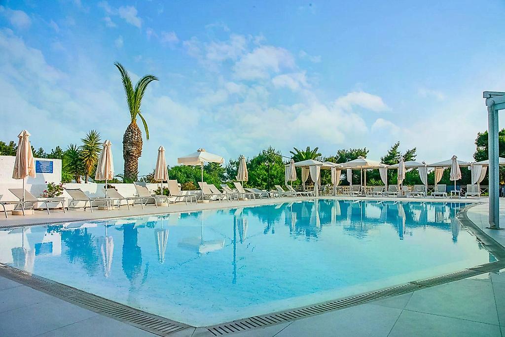 Princess Hotel, Stimmungsvolle Aufnahme des beleuchteten Pools in der Abenddämmerung oder bei strahlendem Sonnenschein.