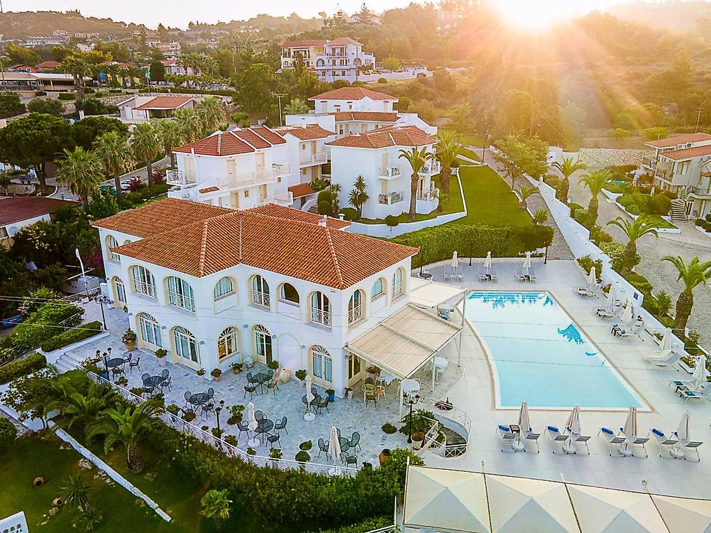 Princess Hotel, Außenansicht des Hotelkomplexes mit markanter Architektur inmitten einer mediterranen Gartenanlage.