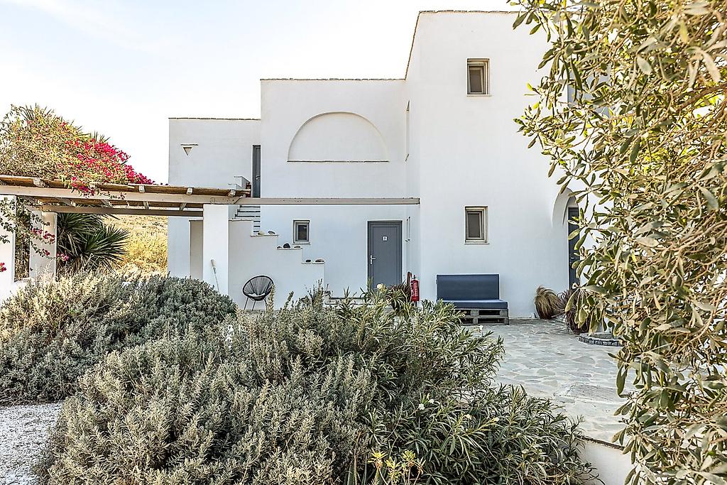 Helios Beach Studios, Zweite Perspektive der Hotelarchitektur und Fassade auf Naxos.