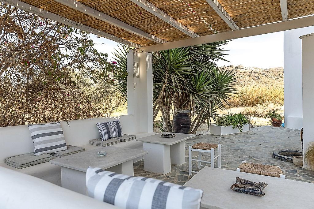 Helios Beach Studios, Blick über die einladend möblierte Hotelveranda auf Naxos.