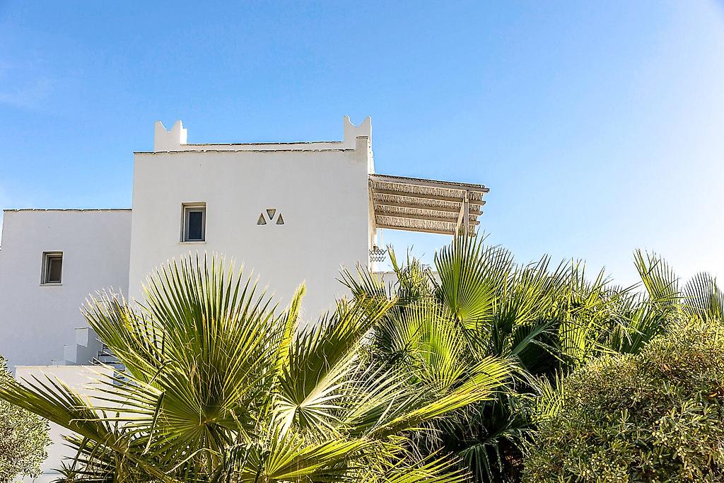 Helios Beach Studios, Ansicht des Hotelkomplexes auf Naxos inmitten einer gepflegten Umgebung.