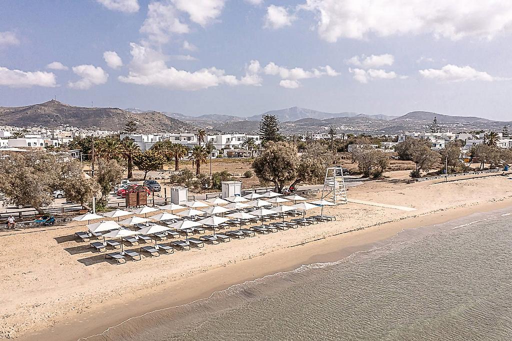 Naxos Resort Beach Hotel, Zweite Ansicht des feinen Sandstrandes und des klaren Meeres auf Naxos.