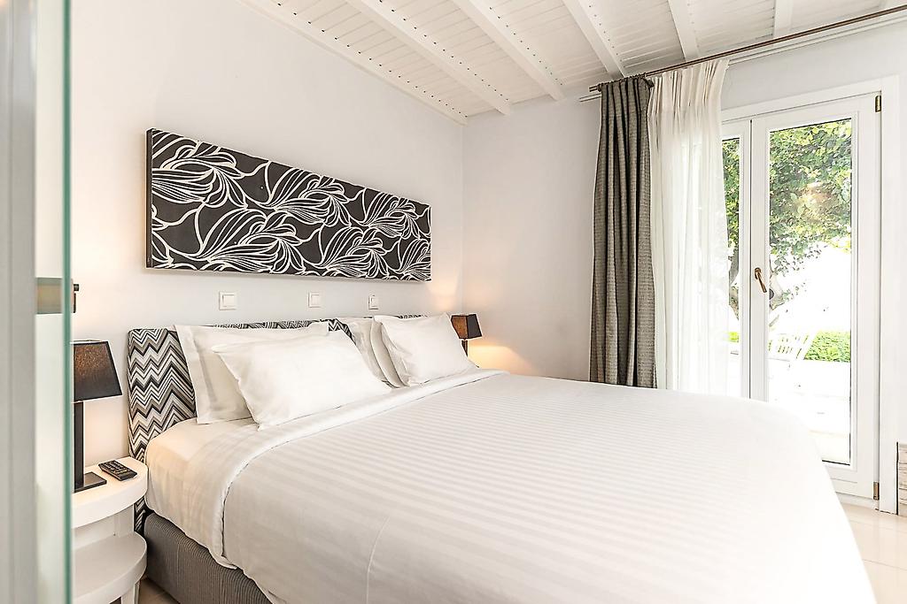 Naxos Resort Beach Hotel, Geschmackvoll und hochwertig eingerichtetes Superior-Zimmer des Hotels auf Naxos.