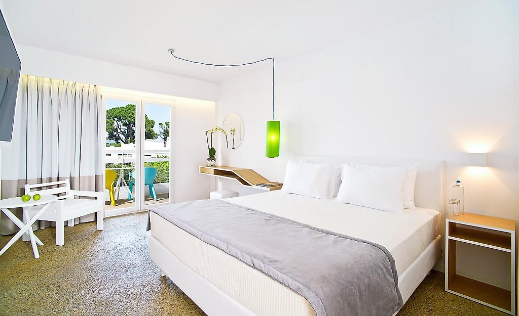 Marathon Beach Resort, Zweite Ansicht des gemütlichen Hotelzimmers bei Athen mit Doppelbett.