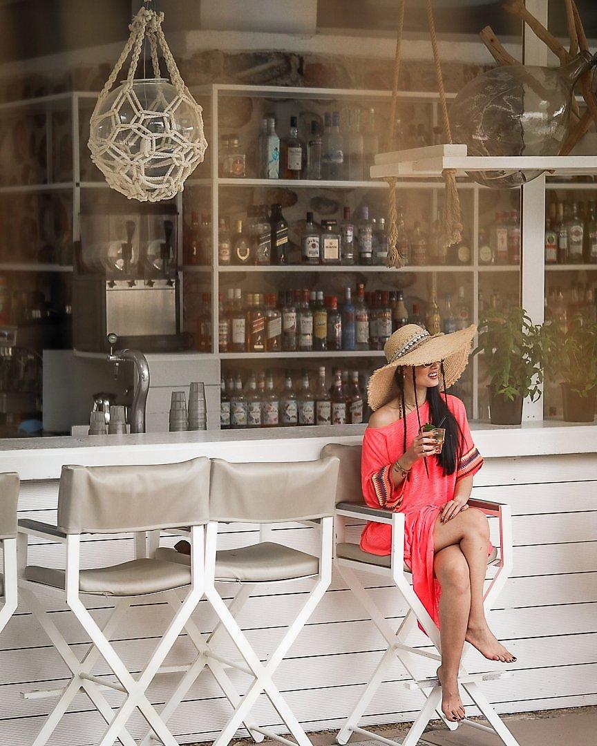 Marathon Beach Resort, Stilvolle Hotelbar bei Athen für erfrischende Getränke und Cocktails.