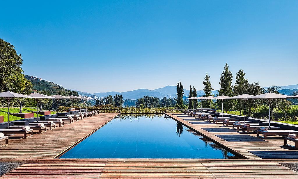 Six Senses Douro Valley, Pool mit Liegen und Schirmen